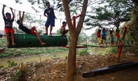 Fasilitas ini benar-benar dimanfaatkan oleh warga yang tinggal dibantaran kali Ciliwung, terutama anak-anak.
