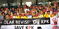 Jaringan alumni perguruan tinggi di Indonesia yang tergabung dalam Gerakan Anti Korupsi (GAK) menolak revisi UU KPK. Pool/Lamhot Aritonang/detikFoto.