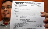 Wakil Sekretaris Elpapi, Dwi Nurdiansyah Santoso menunjukkan surat pengaduan yang diserahkan ke MKD. Pool/Lamhot Aritonang/detikFoto.