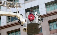 Akibat kejadian ini, beberapa karyawan harus dievakuasi menggunakan tangga dari sisi luar gedung.