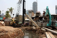 Alat berat dikerahkan dalam pemasangan beton turap. Lamhot Aritonang/detikFoto.