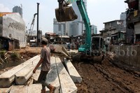 Pekerja memasang turap. Lamhot Aritonang/detikFoto.