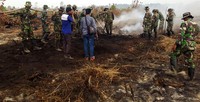Para prajurit TNI berusaha memadamkan api. Ist/Puspen TNI.