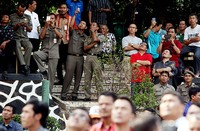 Saat kebakaran, ratusan PNS langsung berhamburan ke luar gedung.