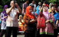 Mereka kemudian menunggu sambil melihat petugas pemadam kabakaran menjinakkan api.