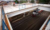 Pekerja menyelesaikan pembuatan atap stasiun.