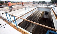 Stasiun ini berdiri di atas lahan seluas 4 hektar.