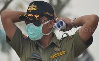 Peserta upacara mengenakan masker karena kabut asap.