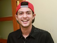 Rifky berperan sebagai muncikari dalam sinetron yang berjudul 'Perempuan di Pinggir Jalan.' Pool/Gus Mun/detikFoto.