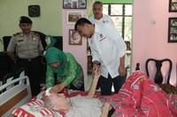 Dari melayat, Imam menuju kota Malang. Ia menjenguk mantan pelatih sepakbola, Paul Cumming, yang sejak enam bulan lalu bergelut dengan penyakit stroke dan tumor ganas di kepala.