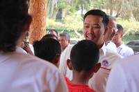 Imam menyalami anak-anak SSB Banteng Muda yang akan mewakili Indonesia di Final Dunia Danone Nations 2015, yang merupakan festival sepakbola U-12 terbesar di dunia.