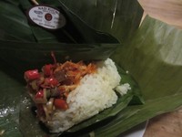 Mau makan siang hemat dan enak? Coba saja nasi kucing di Gerobak Betawi. Disini, sebuah nasi kucing dihargai 5.000 rupiah.
