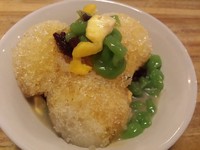 Untuk membilas lidah, enaknya dengan Es Campur Betawi dengan cincau hitam dan cendol yang lembut.