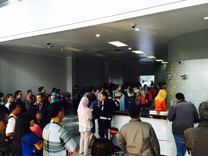 Penampakan Antrean Penukar Uang di Money Changer