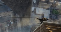Aksi Petit berjalan di atas kabel dari satu kedung ke kedung lainnya tanpa pengaman. (Sony Pictures)