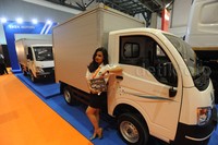 SPG berpose dengan salah satu mobil yang dipamerkan di Indonesia Transport Supply Chain and Logistic 2015 (ITSCL)
