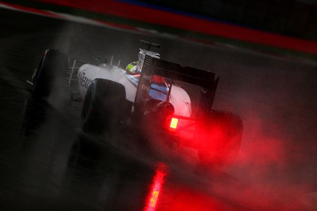 Di Bawah Guyuran Hujan, Massa Torehkan Waktu Tercepat