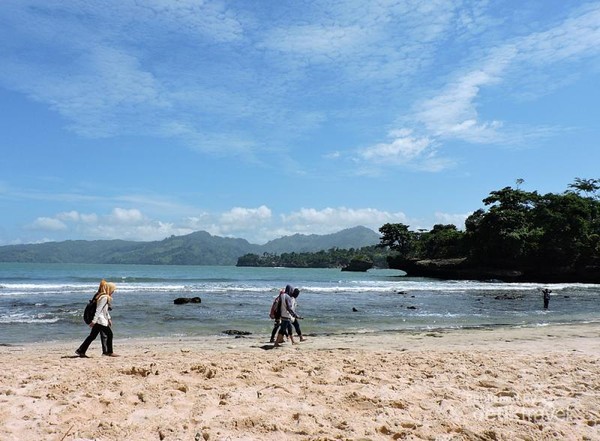 Terpukau Pasir Putih Di Pantai Coro Tulungagung