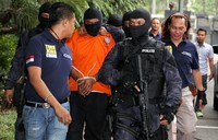 AD digiring petugas. CNN Indonesia/Adhi Wicaksono.