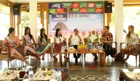 Bupati Banyuwangi, Abdullah Azwar Anas dalam konferensi pers di Pendopo Sabha Swagata Blambangan Banyuwangi, Sabtu (10/10/2015), menambahkan kehadiran Priscilla dan Irma Lumiga sejak tahun lalu di BBF juga untuk memberikan inspirasi bagi para desainer busana batik lokal. Putri Akmal/detikNews.