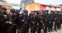 Brimob tampak berbaris sambil menenteng senjata. Kartika Sari Tarigan/detikcom.