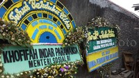 Sejumlah karangan bunga dikirimkan ke rumah korban, salah satunya dari Mensos. Kartika Sari Tarigan/detikcom.