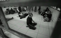 Seorang pasien sedang salat.