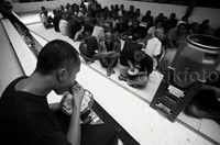 Pasien dengan gangguan kejiwaan makan bersama.