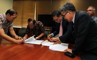 Direktur Bisnis Regional Jawa Bagian Tengah, Supangkat Iwan Santoso (kiri) dan Senior Vice President Daelim Industrial Co., Ltd, LEE Kee Yong (kanan) mewakili pihak kontraktor menandatangani kontrak Pembangunan PLTA Upper Cisokan Pumped Storage Power Plant Project di PLN Kantor Pusat, Jakarta Jumat (9/10). Pool/Humas PLN.
