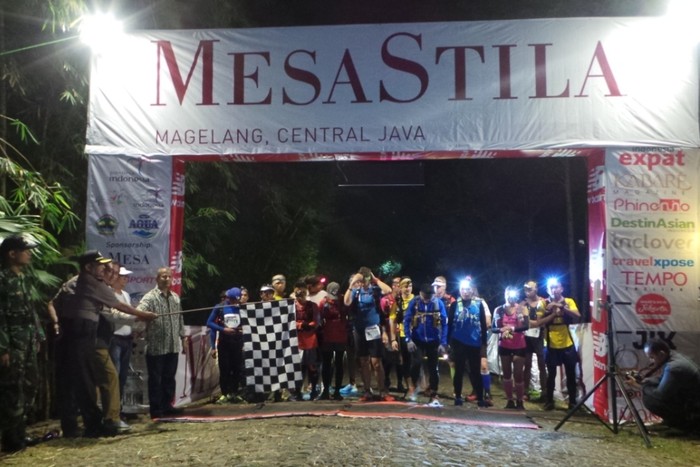 Pelari MesaStila Ultra Challenge 65 K Daki Gunung di Malam Hari