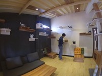 Interior kafe 2 lantai ini sangat menarik. Ada banyak ornamen kucing, serta palang kayu untuk kucing memanjat, kemudian bertengger dan duduk manis di sana. Lucu sekali! (Tya/detikTravel)