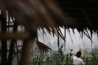 bebebrapa diantara mereka asyik menonton