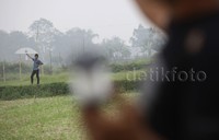 Tradisi Gurau Layang-Layang ini dilakukan setelah masa panen warga sekitar padi usai. Pemenang dalam Tradisi Gurau Layang-Layang ini dipilih berdasarkan tinggi dari layang-layang tersebut ketika di udara.