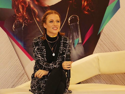 Jess Glynne Ingin Buru-buru Konser di Indonesia