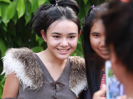 Makan di Warteg, Amanda Manopo Angkat Satu Kaki ke Kursi