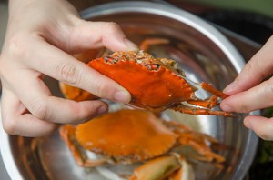 Ini Cara Asyik Makan Kepiting di Warung Tenda