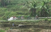 Pebalap melintasi kelok 44 di kawasan Maninjau, Sumatera Barat, Sabtu (10/10/2015).