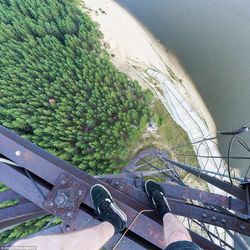 Menantang Maut, Remaja Ini Tiduran di Ketinggian Tanpa Pengaman