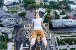 Menantang Maut, Remaja Ini Tiduran di Ketinggian Tanpa Pengaman