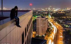 Menantang Maut, Remaja Ini Tiduran di Ketinggian Tanpa Pengaman