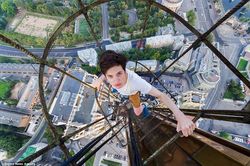 Menantang Maut, Remaja Ini Tiduran di Ketinggian Tanpa Pengaman