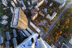 Menantang Maut, Remaja Ini Tiduran di Ketinggian Tanpa Pengaman