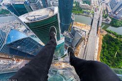 Menantang Maut, Remaja Ini Tiduran di Ketinggian Tanpa Pengaman