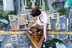 Menantang Maut, Remaja Ini Tiduran di Ketinggian Tanpa Pengaman