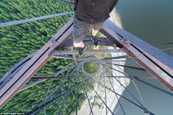 Menantang Maut, Remaja Ini Tiduran di Ketinggian Tanpa Pengaman