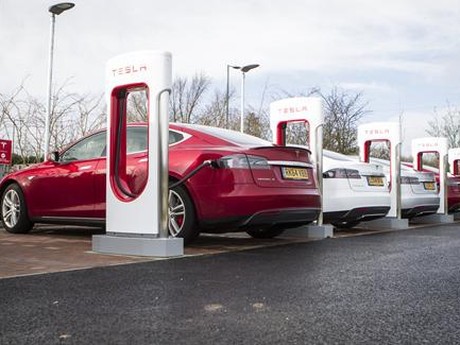 Tesla Upgrade Mobil Model S, Punya Fitur Autopilot