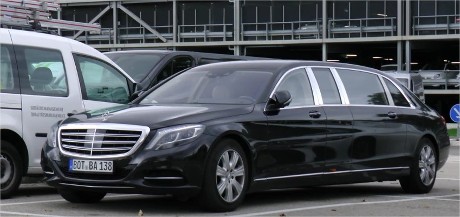 Terlalu Panjang, Mobil Limo Ini Susah Parkir