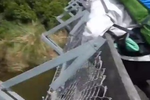 Jembatan di Selandia Baru Roboh, 4 Turis Terjun ke Sungai