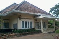 Dahulu, rumah ini adalah kediaman pribadi Jenderal Ahmad Yani, Menteri/Panglima Angkatan Darat di zaman Soekarno, Namun sayang, penembakan oleh pasukan Cakrabirawa, harus merenggut nyawa sang jenderal (Wahyu/detikTravel)