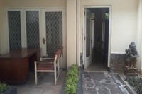 Dari pintu inilah 3 pasukan Cakrabirawa masuk ke dalam rumah Pak Yani di malam G30S/PKI. Pintu belakang rumah memang tidak pernah dikunci karena merupakan pintu masuk ajudan dan pembantu rumah tangga (Wahyu/detikTravel)